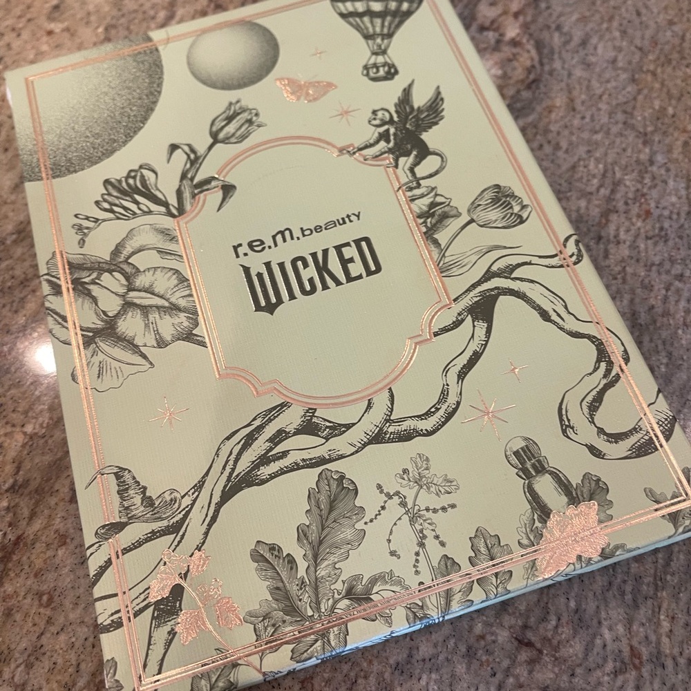 Ariana Grande r.e.m. beauty Wicked Eyeshadow Palette